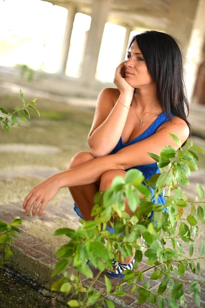 Krásná mladá žena s černou, dlouhé vlasy — Stock fotografie