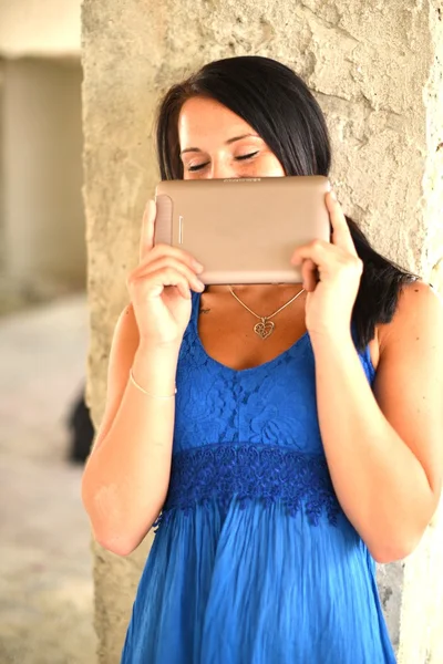 Frau hält iPad in der Hand — Stockfoto