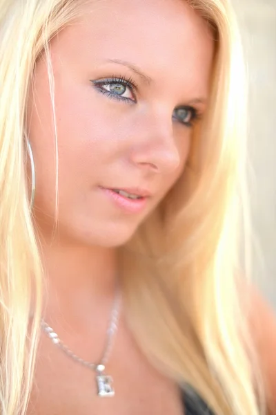 Blond Girl. Mulher loira com olhos azuis . — Fotografia de Stock