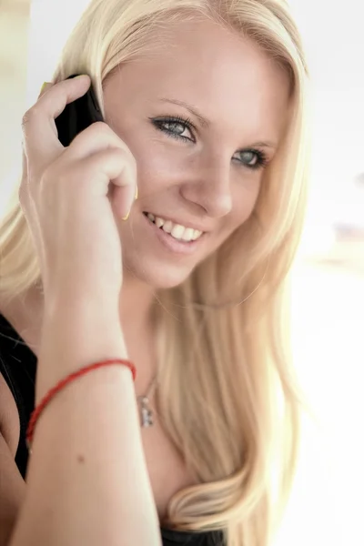 Schöne Dame mit Handy — Stockfoto