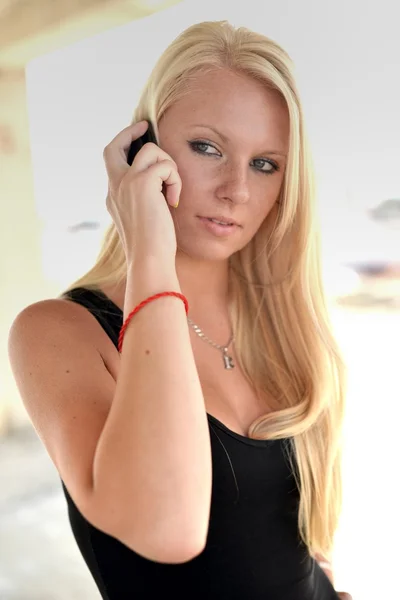 Vacker dam med hjälp av mobiltelefon — Stockfoto