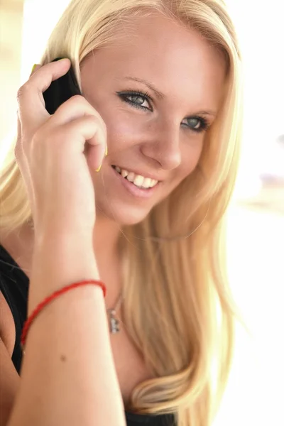 Vacker dam med hjälp av mobiltelefon — Stockfoto