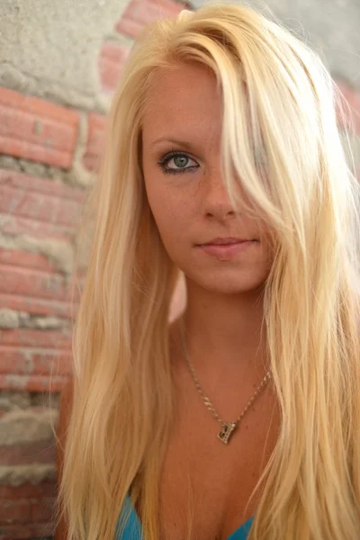 Piękna dziewczyna blond włosy portrait.blonde. — Zdjęcie stockowe
