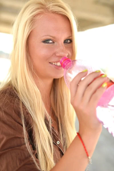 Retrato de una joven bebiendo agua —  Fotos de Stock