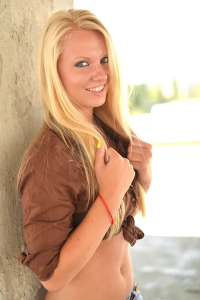 Vacker blond flicka portrait.blonde hår. — Stockfoto