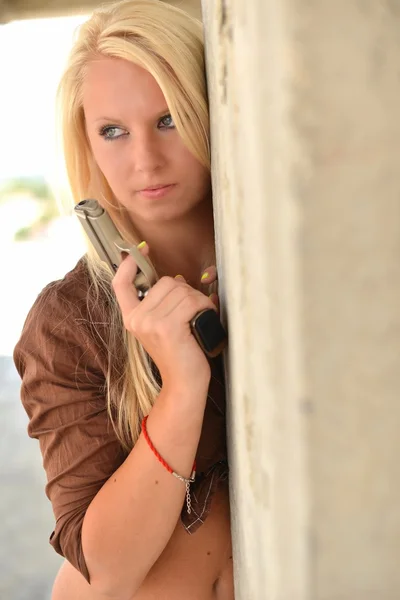 Sexy blonde met een pistool — Stockfoto