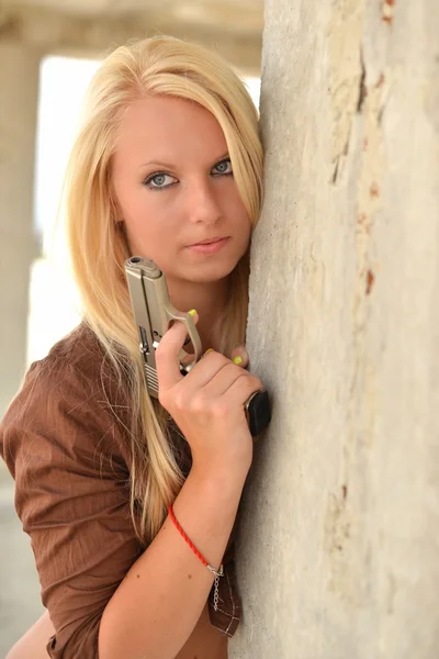 Сексуальная блондинка с пистолетом — стоковое фото