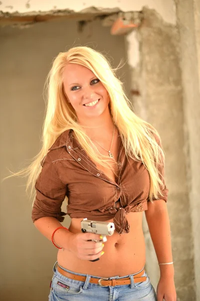 Sexig blondin med en pistol — Stockfoto