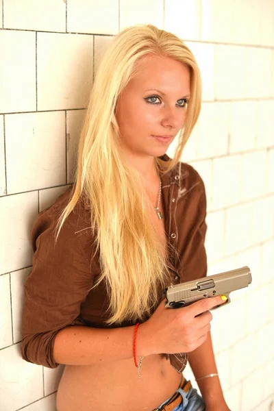Сексуальна блондинка з пістолетом — стокове фото