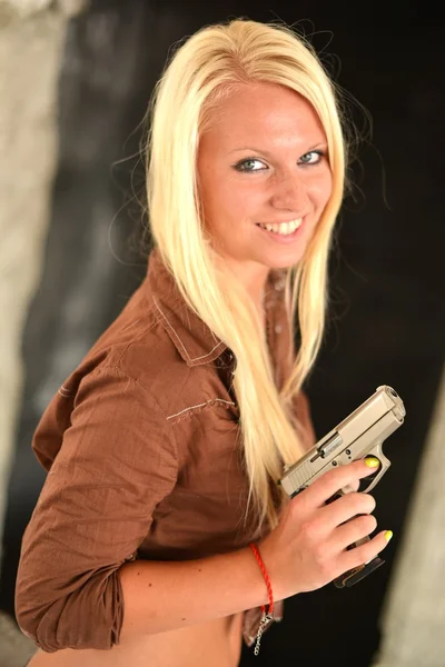 Sexig blondin med en pistol — Stockfoto