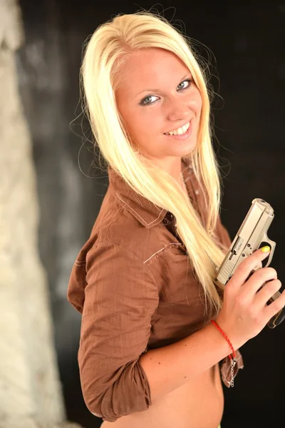 Sexy blondine med pistol – stockfoto