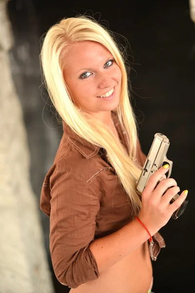 Сексуальна блондинка з пістолетом — стокове фото