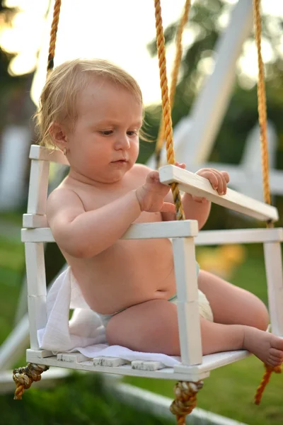 Baby swing — Stockfoto
