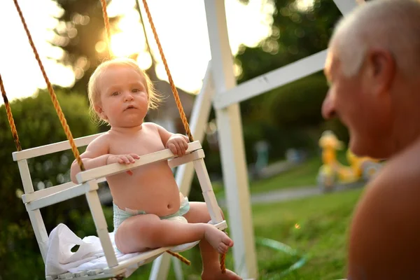赤ちゃんのスイング — ストック写真