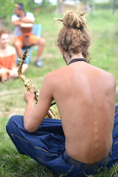 Retrato de um jovem bonito fazendo música ao ar livre — Fotografia de Stock