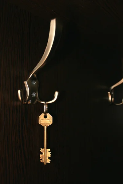 De sleutel tot het appartement op een hanger — Stockfoto