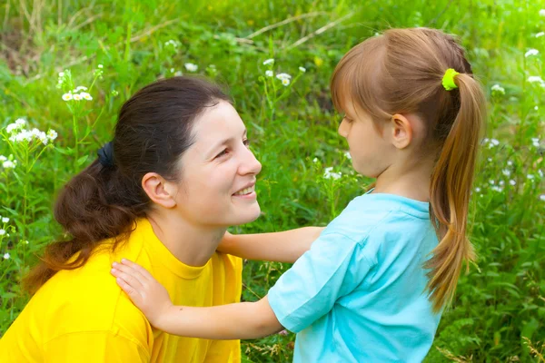 Lächelnde junge Mutter hat gute Zeit mit Tochter — Stockfoto