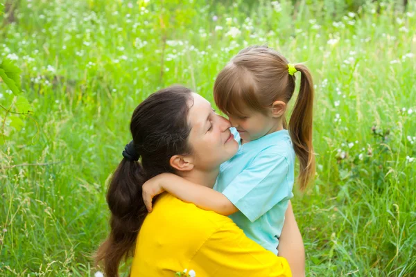 Lächelnde junge Mutter hat gute Zeit mit Tochter — Stockfoto
