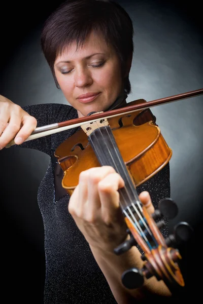 Músico tocando el violín — Foto de Stock
