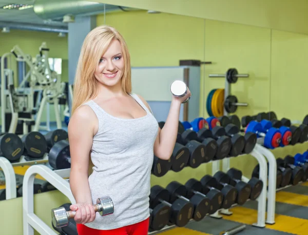 Giovane donna che fa esercizi di fitness — Foto Stock