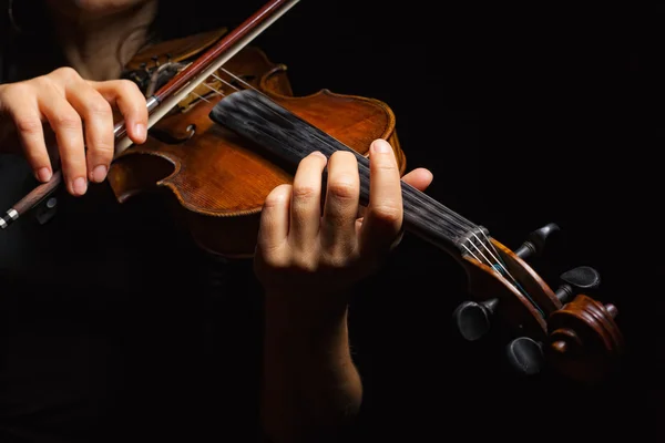 Виолончелист играет классическую музыку — стоковое фото