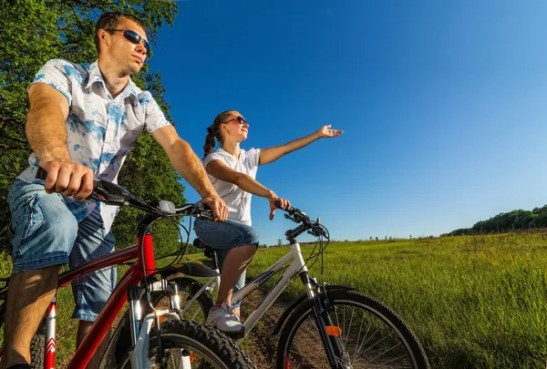 Szczęśliwa para na rowery — Zdjęcie stockowe