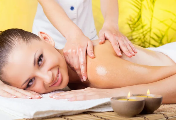 Frau bekommt Massage lizenzfreie Stockbilder