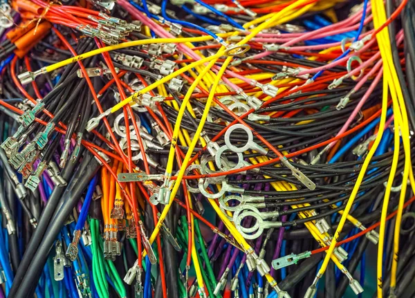 Крупным планом из разноцветных запутанных проводов — стоковое фото