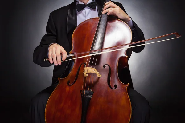 Violoncelista tocando música clássica — Fotografia de Stock