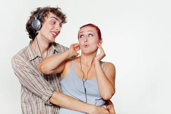 一对年轻夫妇听音乐 — 图库照片