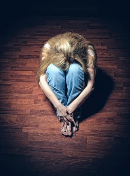 Triste mulher sozinha — Fotografia de Stock