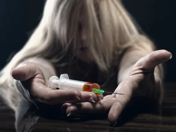 Mladá žena s drogami — Stock fotografie