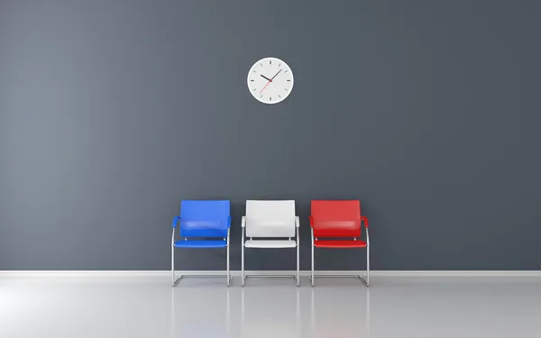 Duvar saati ve 3 renkli sandalye — Stok fotoğraf