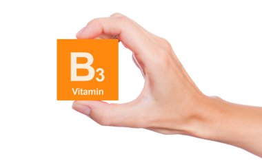 B3 vitamini bir kutu tutan el