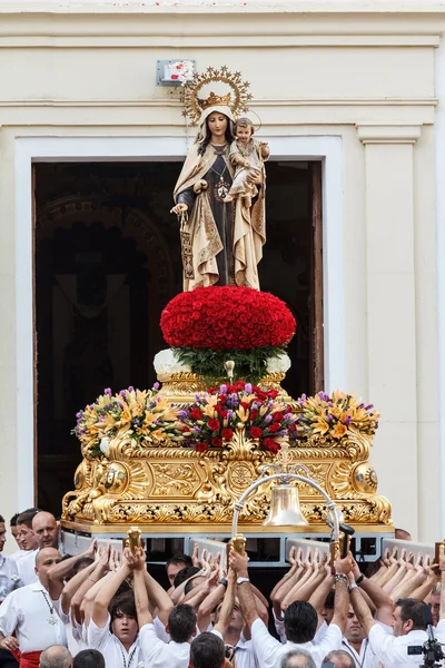 Virgen del carmen krijgen uit de kerk — Stockfoto