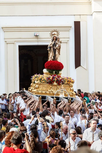 Virgen del carmen krijgen uit de kerk — Stockfoto