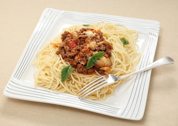 Целая тарелка спагетти — стоковое фото