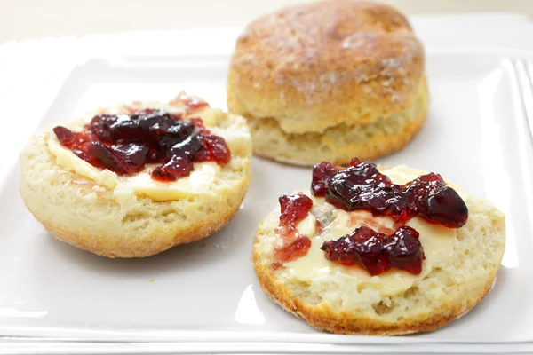 Engelse scones met jam — Stockfoto