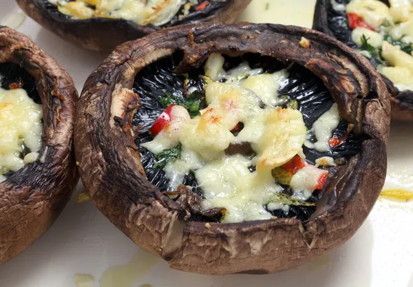 치즈와 함께 구운된 버섯 — 스톡 사진