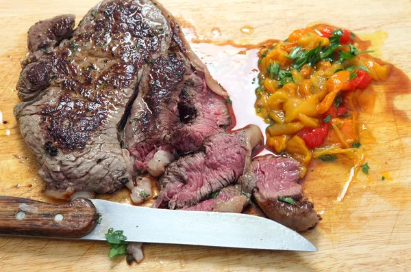 Steak plátky na desce — Stock fotografie