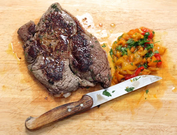 Pfanne gebratenes Steak und eingelegte Paprika — Stockfoto
