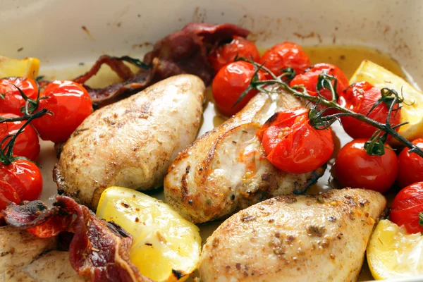 Baked chicken lemon and tomatoes — Stock Photo, Image
