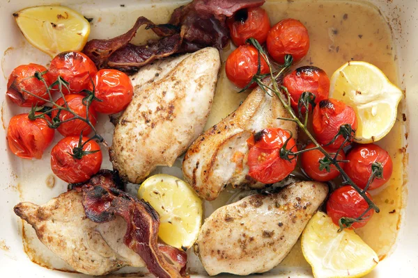 Wysoki kąt z grilla, kurczak i pomidory — Zdjęcie stockowe