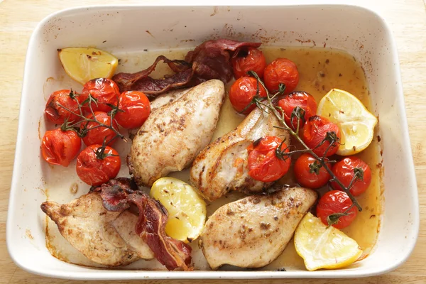 Kochen von gegrilltem Huhn und Tomaten — Stockfoto