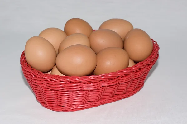 Ouă în coș — Fotografie, imagine de stoc