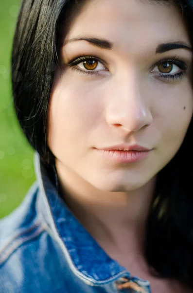 Close-up portret van aantrekkelijke vrouw — Stockfoto