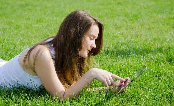 Νεαρή γυναίκα χρήση φορητού υπολογιστή tablet — Φωτογραφία Αρχείου