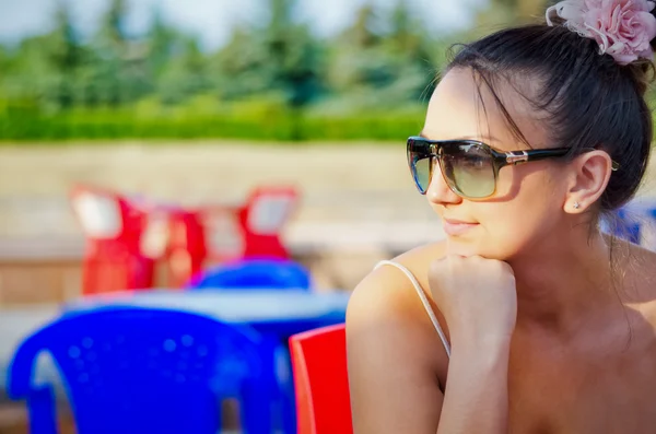 Porträtt av ung kvinna med solglasögon — Stockfoto
