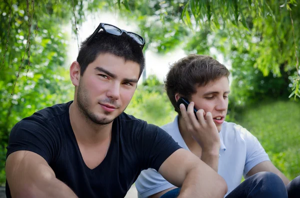 Двоє молодих чоловіків у пишному зеленому оточенні — стокове фото