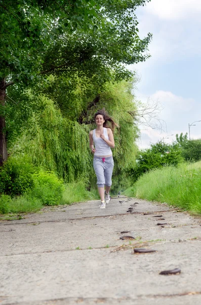 Młoda kobieta jogging w parku — Zdjęcie stockowe